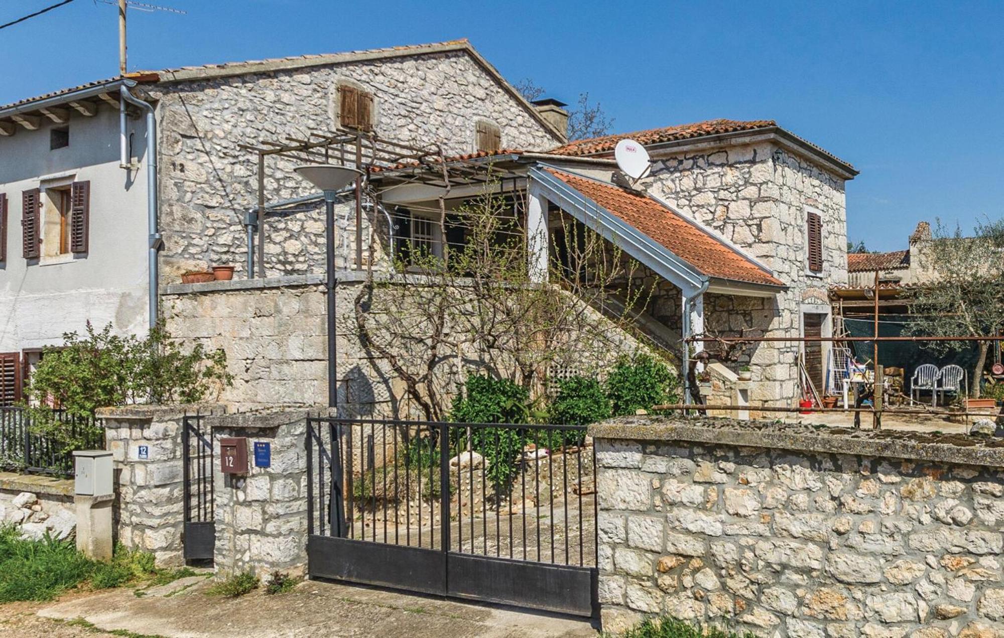 Cozy Apartment In Vrsar With Kitchen エクステリア 写真